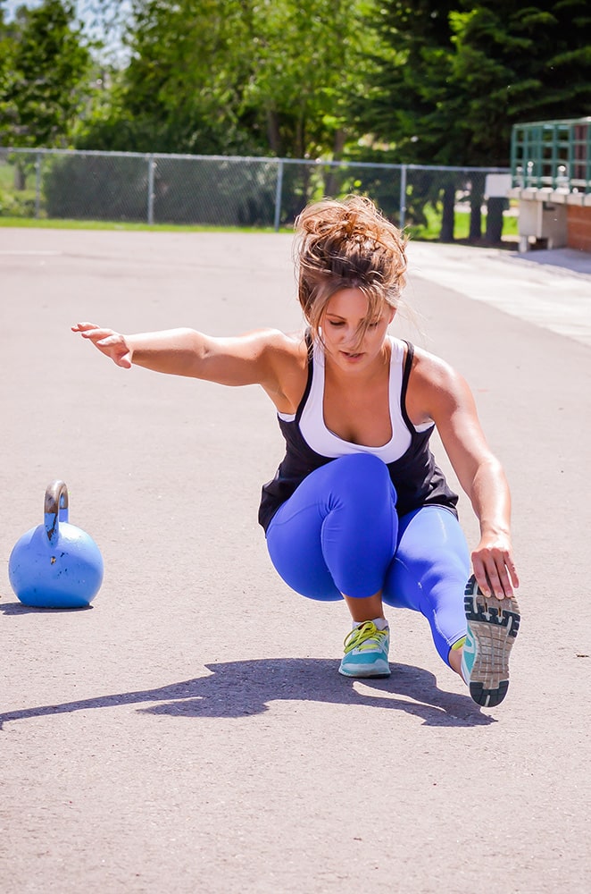 Kettlebell funktionel træning er en dynamisk træningsmetode, der bruger kettlebell-vægte til at forbedre styrke, kondition og funktionel mobilitet. Øvelserne fokuserer på hele kroppen, og kettlebells tilbyder alsidige træningsmuligheder, der udfordrer muskler, corestyrke og koordination.