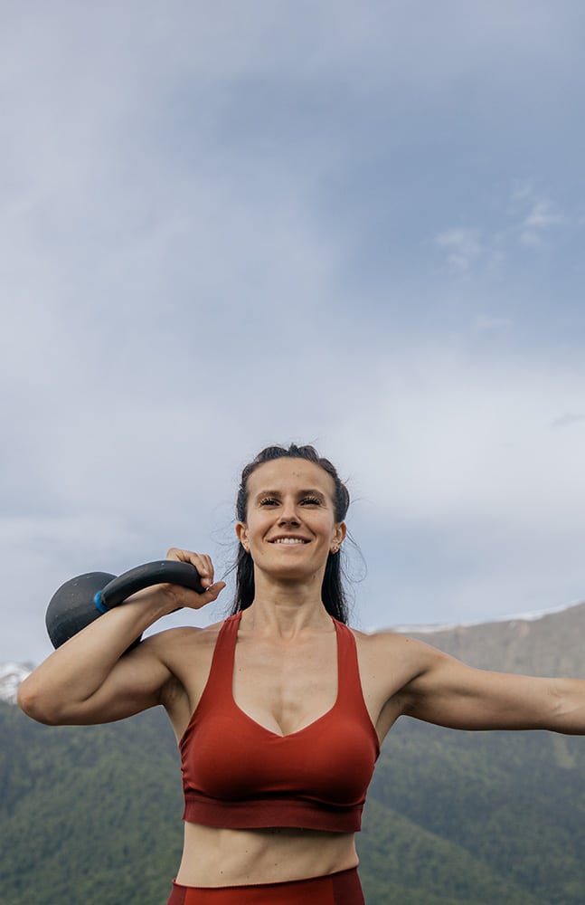 Kettlebell træning for kvinder er en effektiv og alsidig træningsmetode, der hjælper med at opbygge styrke, forbedre konditionen og forme kroppen. Med kettlebells kan kvinder udføre en bred vifte af øvelser, der målretter specifikke muskelgrupper, især ben, gluteus, arme og core. Denne træningsform tilbyder også fordele som forbrænding af kalorier, forbedret kropsholdning og øget stofskifte.