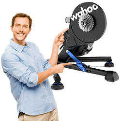 Mand viser en Wahoo KICKR Ver. 6 hometrainer.